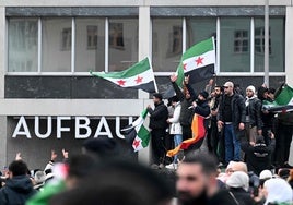 Un grupo de sirios celebra en Berlín el fin del régimen de Al Assad.