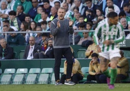 Hansi Flick anima a los jugadores del barça en un lance del último choque liguero ante el Betis.