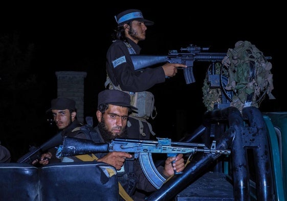 La guardia de seguridad talibán patrulla en Kabul.