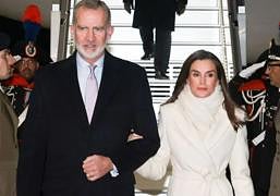 La reina Letizia sorprende en su llegada a Italia con un impoluto look blanco