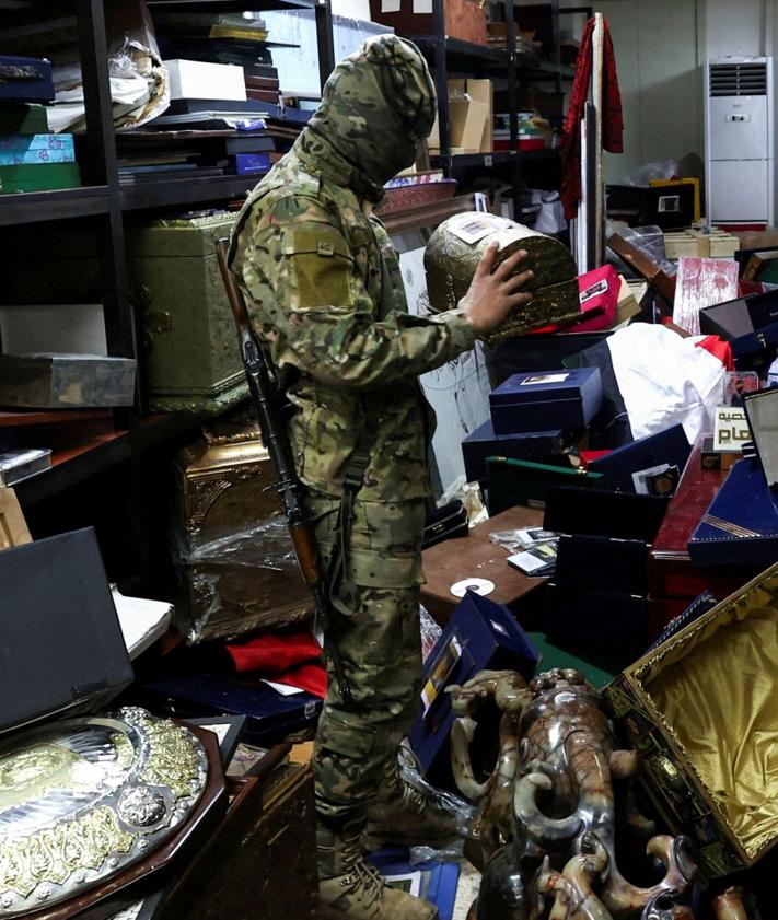 Imagen secundaria 2 - Algunas de las habitaciones de la residencia muestran un estado desordenado y destruido tras la victoria de los rebeldes.