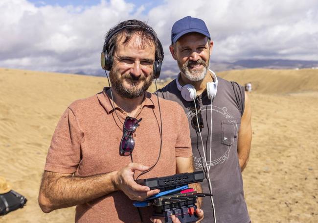 Aitor Arregi, en primer plano, y Jose Mari Goenaga en el rodaje en las dunas de Maspalomas.