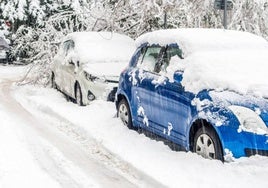 Coches bajo la nieve