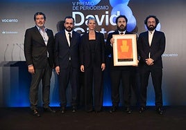 De izquierda a derecha: Julián Quirós, director de ABC; Gonzálo Suárez, presidente del jurado de la V edición; Romina Caponnetto, viuda de David Gistau; José F. Peláez, con el galardón que lo acredita como premio Gistau 2024; y Joaquín Manso, director de 'El Mundo'.