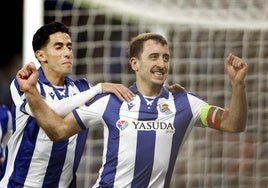 Oyarzabal celebra con Aguerd el primero de los dos goles que marcó el eibarrés ante el Dinamo de Kiev en Anoeta.