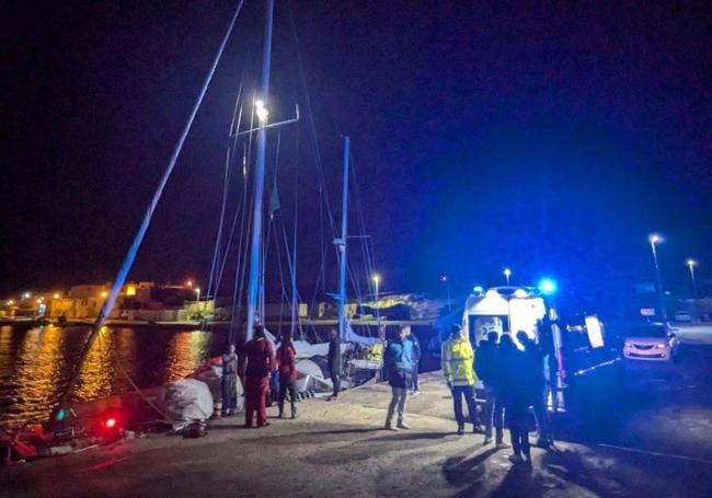 La menor, de 11 años, fue evacuada en ambulancia a un centro médico de Lampedusa.