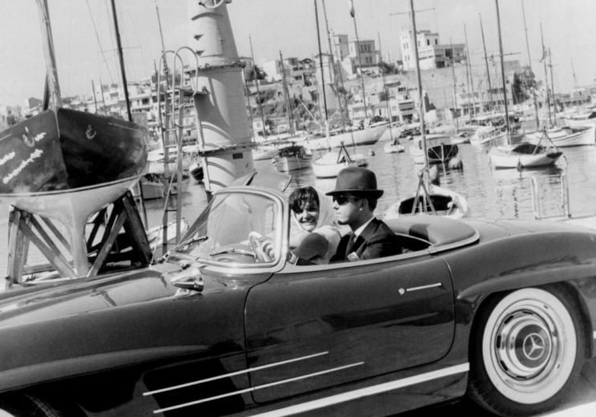 La Primera Dama de Estados Unidos, Jackie Kennedy en compañía del príncipe heredero, Constantino de Grecia, a bordo de un Mercedes-Benz 300 SL propiedad de los monarcas griegos. Puerto del Pireo, 1961. Fotografía de Konstantinos Megalokonomos