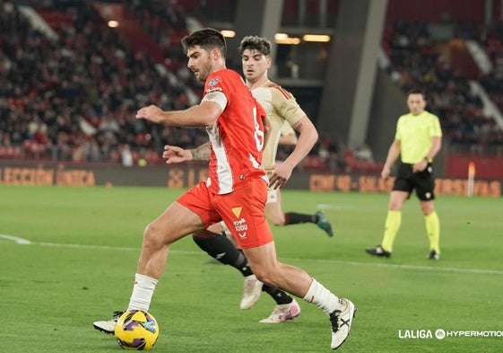 El Almería se lleva un duelo de gallitos para el ascenso ante el Mirandés