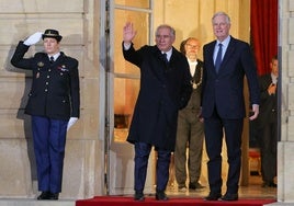 François Bayrou, acompañado de su antecesor, Michel Barnier, saluda a las puertas de Matignon.