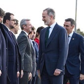 Saludos y sonrisas forzadas antes de la batalla política