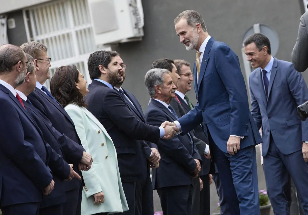 El Rey y Sánchez saludan a los presidentes autonómicos en la conferencia de la Palma en 2022.