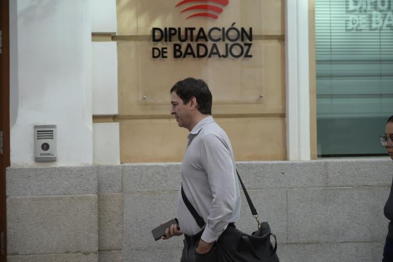 David Sánchez Pérez-Castejón a la entrada de la Diputación de Badajoz.