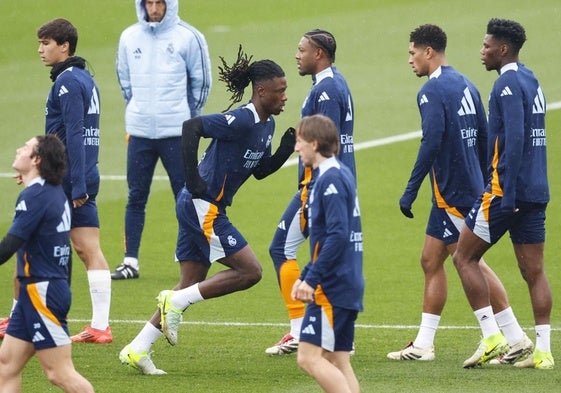 Los jugadores del Real Madrid, con la gran novedad de Camavinga, preparan el duelo ante el Rayo.