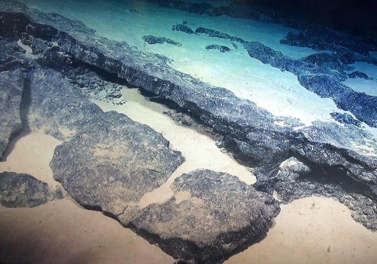 Costras de Fe-Mn ricas en cobalto y telurio que cubren el monte submarino Tropic. Imagen submarina del ROV-ISIS (NOC).