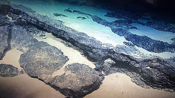 Las tierras raras y otros elementos críticos ricos en los fondos marinos, a debate