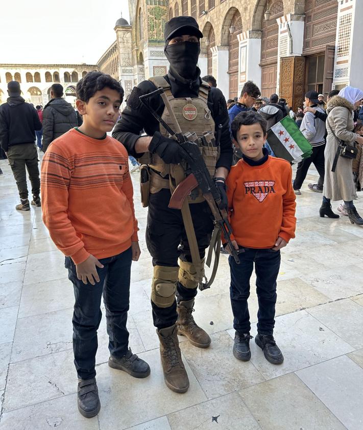 Imagen secundaria 2 - Celebraciones en la capital siria por la caída del régimen.