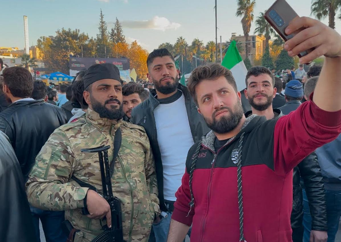 Imagen secundaria 1 - Celebraciones en la capital siria por la caída del régimen.