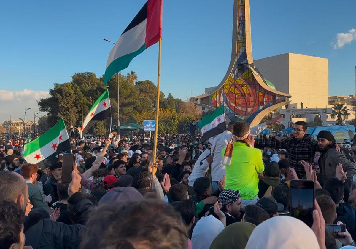 Imagen principal - Celebraciones en la capital siria por la caída del régimen.