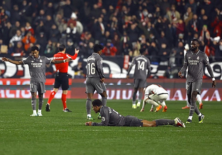 Los jugadores del Real Madrid se lamentan tras el empate ante el Rayo.