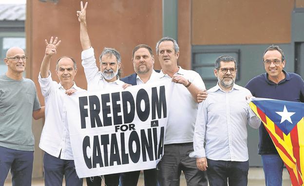 Los presos del Procés a la salida de la cárcel tras la aplicación del indulto parcial del Gobierno.