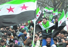 Refugiados sirios festejan la caída del régimen de Al Assad en las calles de Berlín.