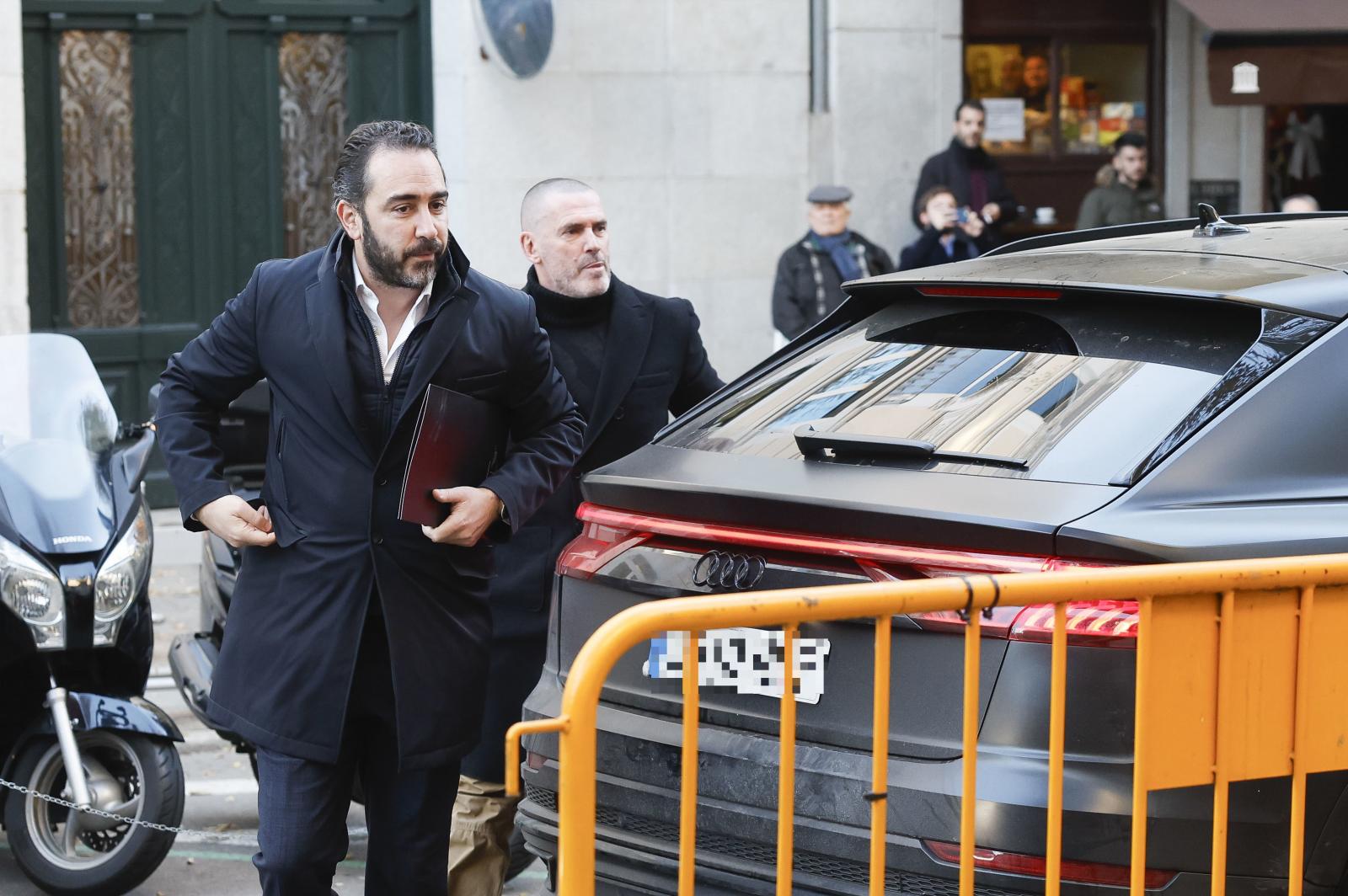 Víctor de Aldama en su llegada al Tribunal Supremo junto con Daniel Esteve, líder de Desokupa.