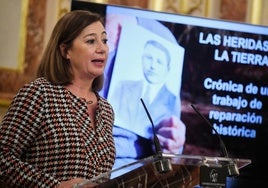 La presidenta del Congreso, Francina Armengol, durante el acto de homenaje en el salón de los pasos perdidos.