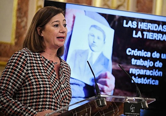 La presidenta del Congreso, Francina Armengol, durante el acto de homenaje en el salón de los pasos perdidos.