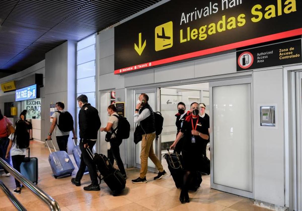 Imagen de archivo de unos viajeros en el aeropuerto de Barajas.