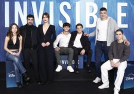 Los actores Liv Dobner, Aura Garrido, Izan Fernández, Eric Seijo y Diego Montejo posan junto al director Paco Caballero y el escritor Eloy Moreno.