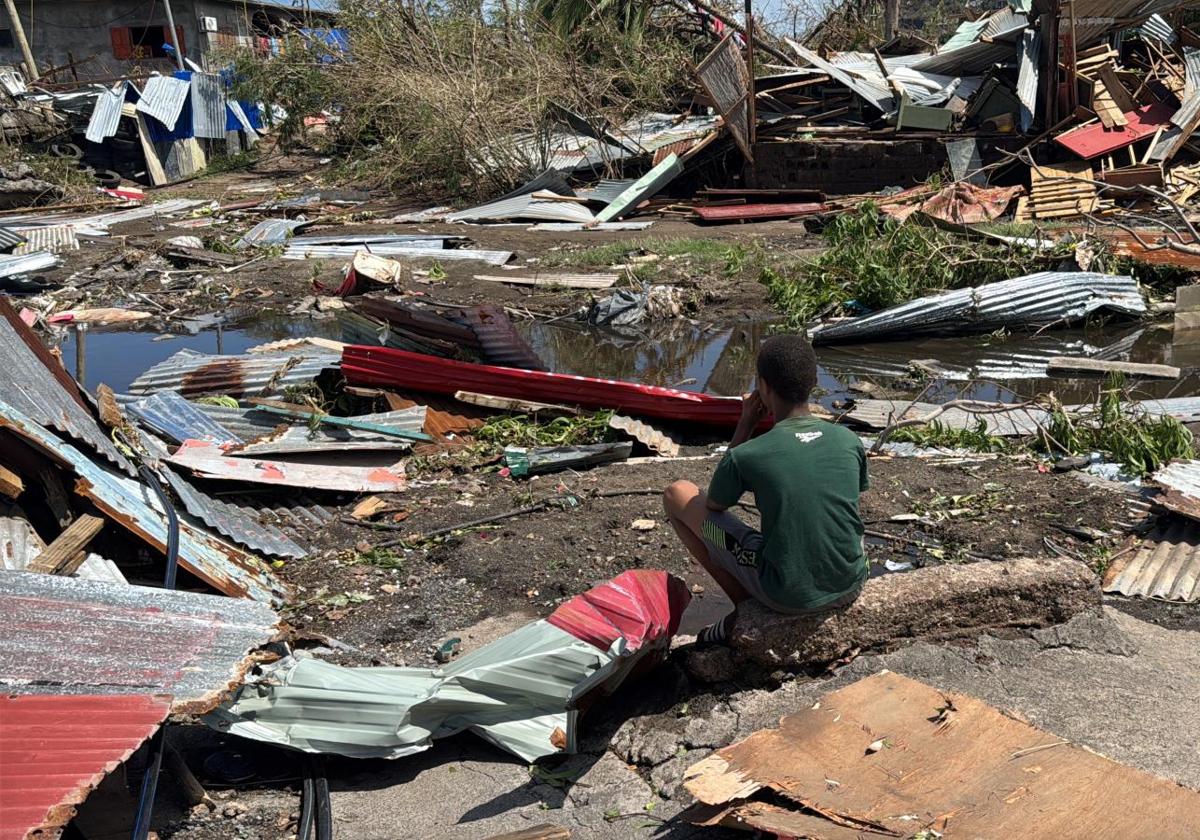 Un joven observa en Labattoir, Mayotte, las ruinas a las que ha quedado reducido un barrio por el ciclón 'Chido'.