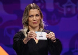 La futbolista suiza Lara Dickenmann extrae la bola de España en el sorteo de la Eurocopa femenina.