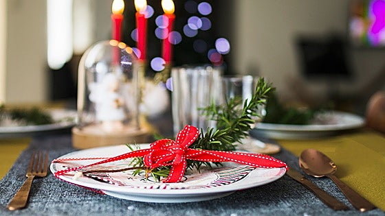 Cómo decorar tu mesa para Navidad con estilo y por poco dinero
