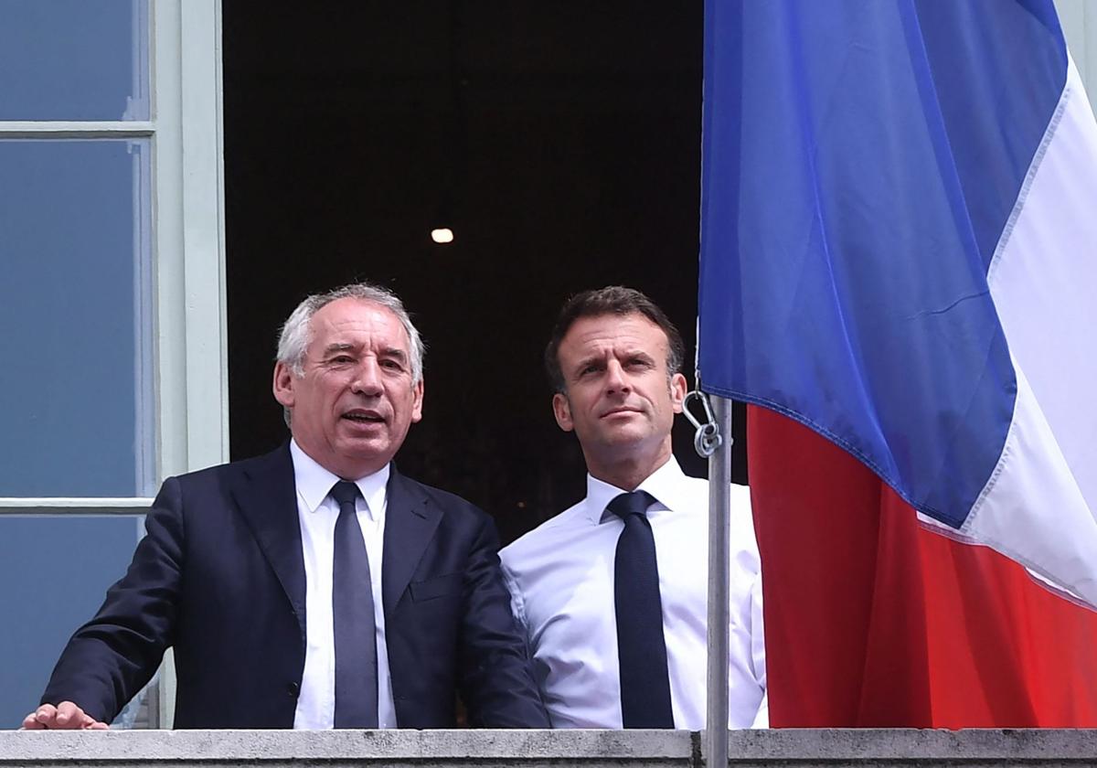 François Boyrou, primer ministro de Francia, junto al presidente galo, Emmanuel Macron, en una visita a Pau.