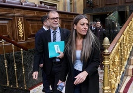 Los diputados de Junts Josep Maria Cruset y Miriam Nogueras entran al hemiciclo del Congreso el pasado 12 de diciembre.