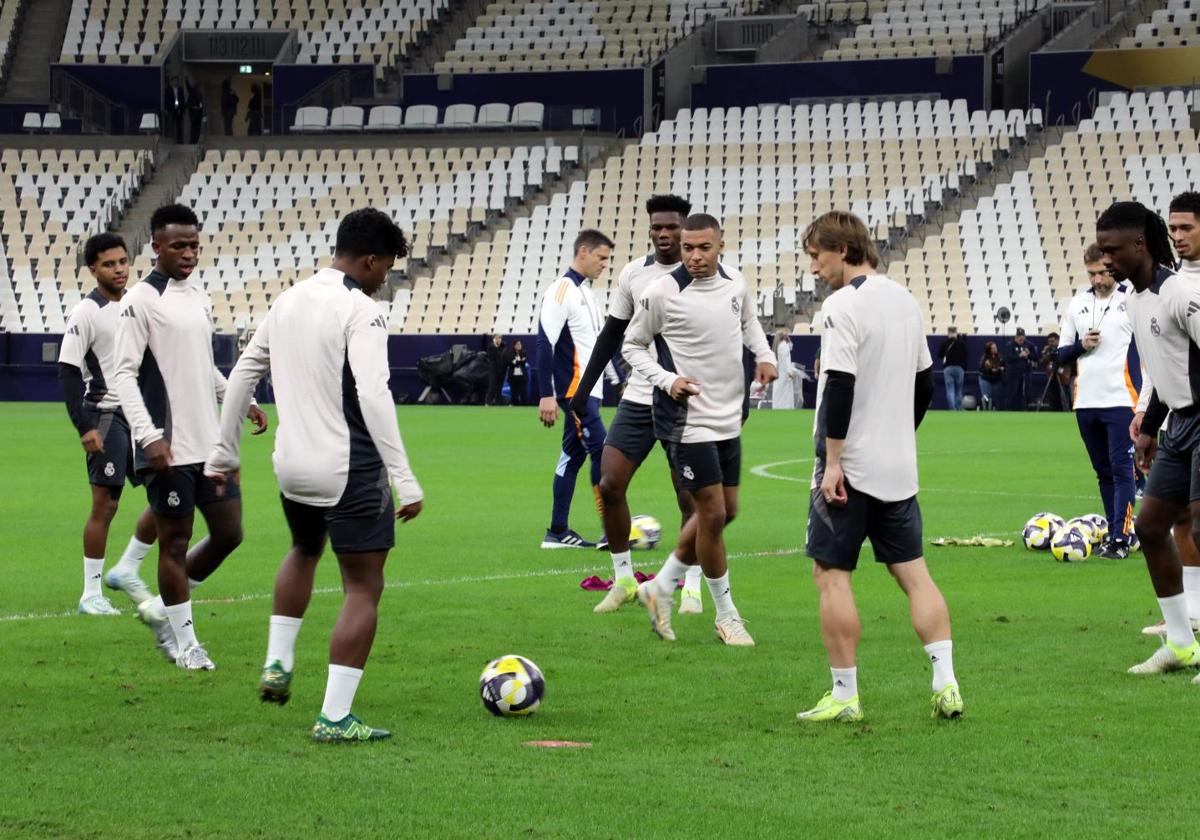 Los jugadores del Real Madrid, preparando la final de la Intercontinental en el Losail Stadium.