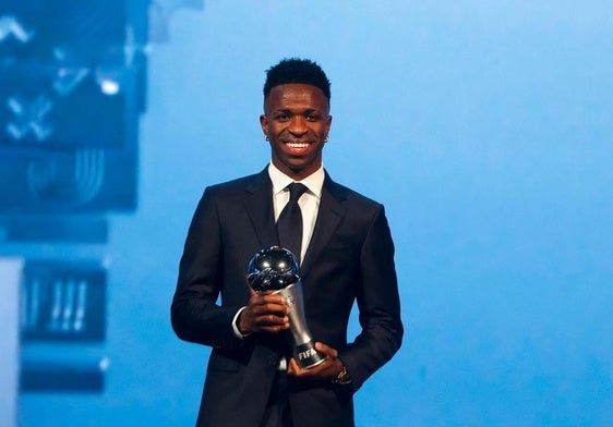 Vinicius, con el premio FIFA The Best en la gala celebrada en Doha.