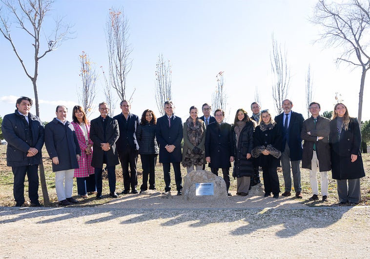 Foto de familia de la plantación de los árboles del Bosque del Propósito.