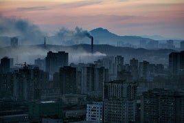 Imagen de archivo de una ciudad coreana bajo las nubes creadas por las centrales de carbón.