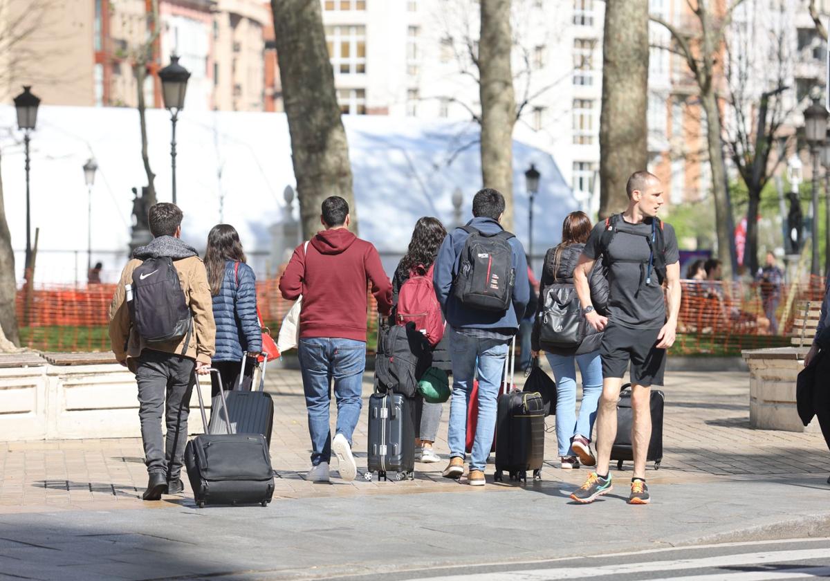 Turistas con maletas por el centro de Bilbao.