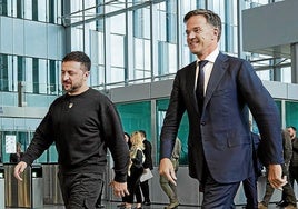 Zelenski y el secretario general de la OTAN, Mark Rutte, a su entrada a la sede de la Alianza, en Bruselas.