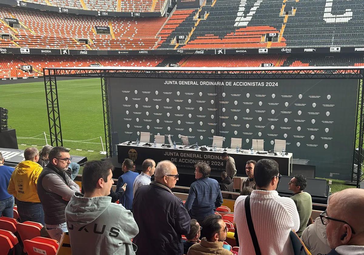 Palco de Mestalla durante la fallida junta general ordinaria del Valencia.