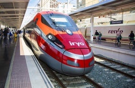 Tren Iryo en la estación de tren de Alicante.