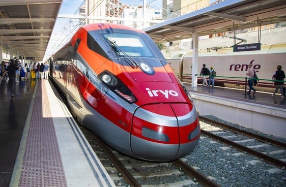 Tren Iryo en la estación de tren de Alicante.