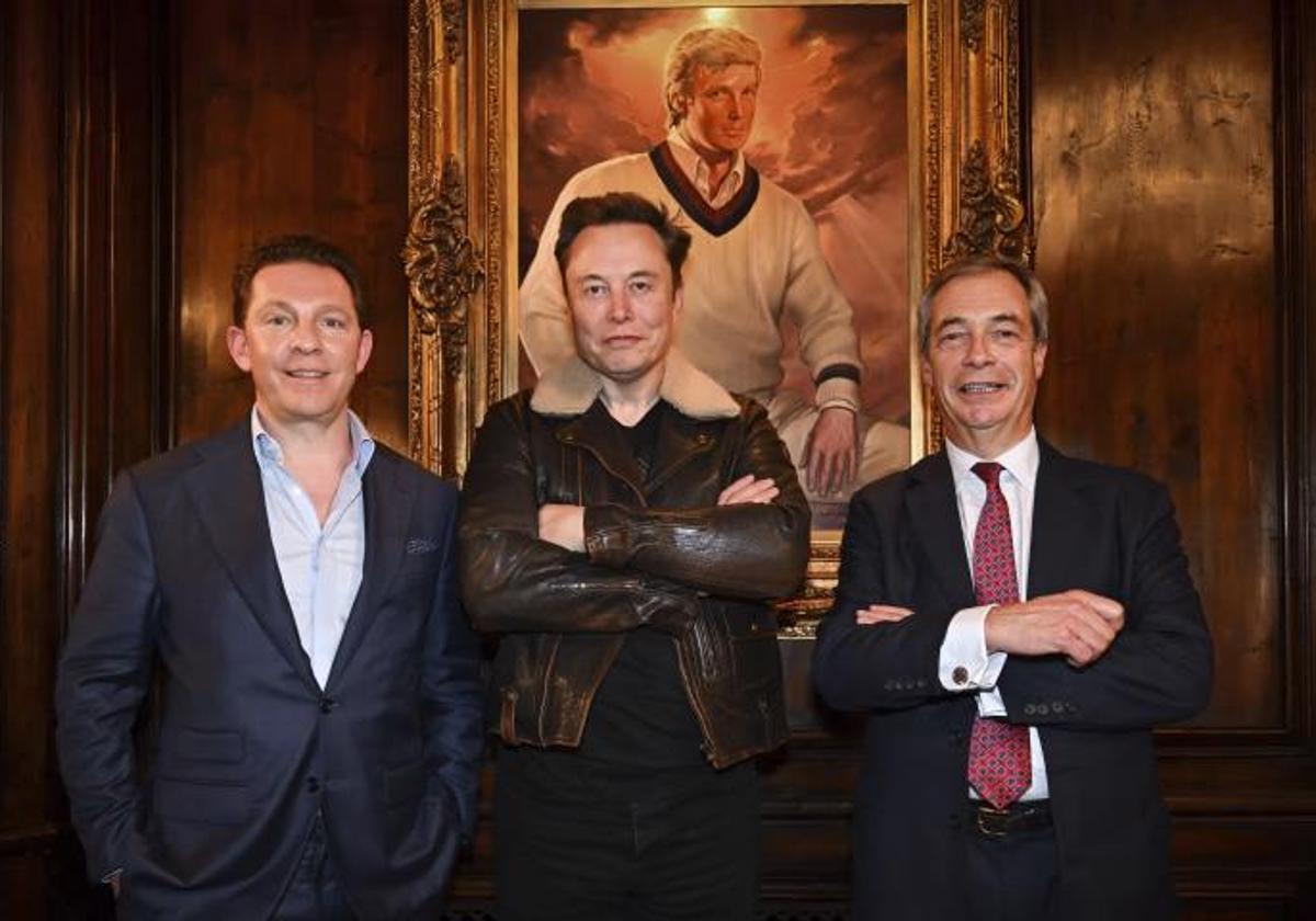 El fundador de Tesla, Elon Musk, junto al populista británico Nigel Farage y el multimillonario Nick Candy.