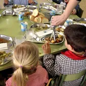 Niños en el comedor de un colegio de Zaragoza.