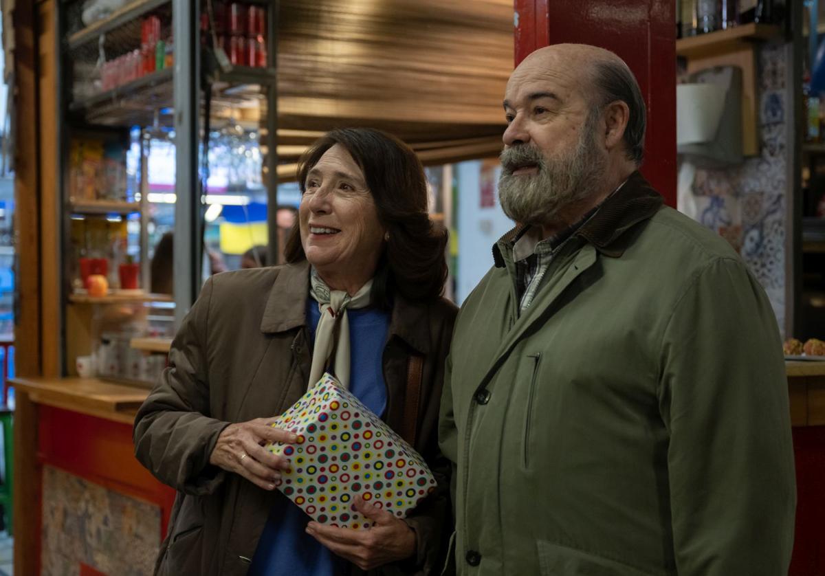 Gracia Olayo y Antonio Resines, en un fotograma de 'Un lío de millones'.