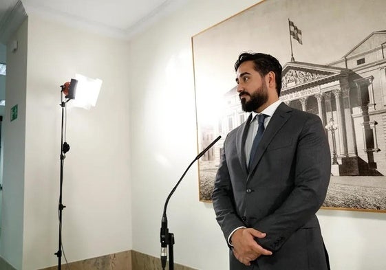 Alvise Pérez durante la recogida de su acta de eurodiputado en el Congreso