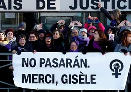 Decenas de feministas mostraron su apoyo a Gisèle Pelicot el día de la lectura de la sentencia.