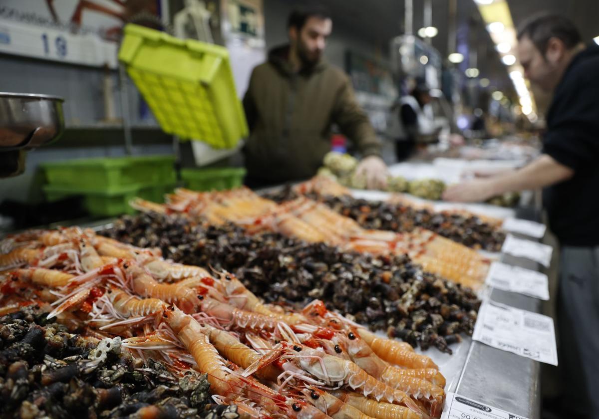 Cigalas y percebes en uno de los puestos del mercado de la plaza de Lugo, en la ciudad de A Coruña.